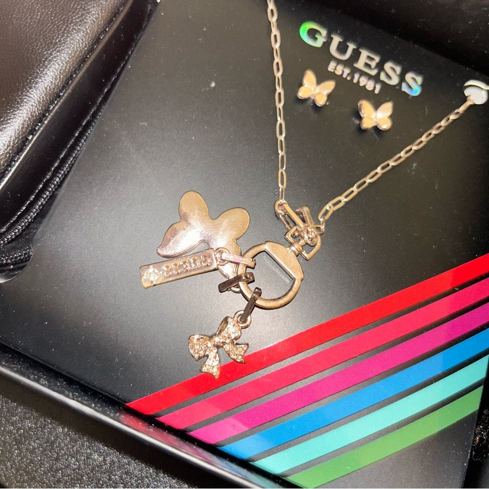 GUESS Butterfly Charm Necklace Earring Set with Travel Jewelry Case Gold Tone - Picture 2 of 6